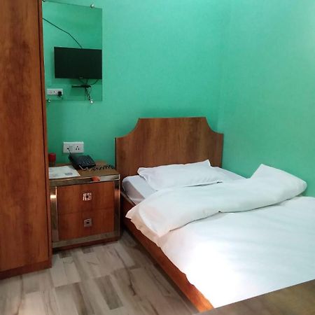 Serenity Inn And Grill กูวาฮาติ ภายนอก รูปภาพ